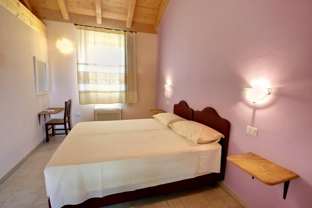 La Corte Dei Rei Aparthotel Castiadas Habitación foto